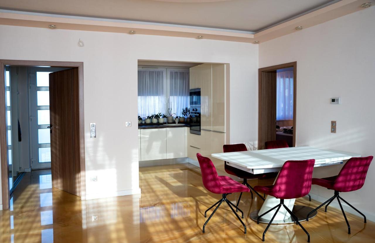 Dream Apartman 1 With Free Parking Gyor Bagian luar foto